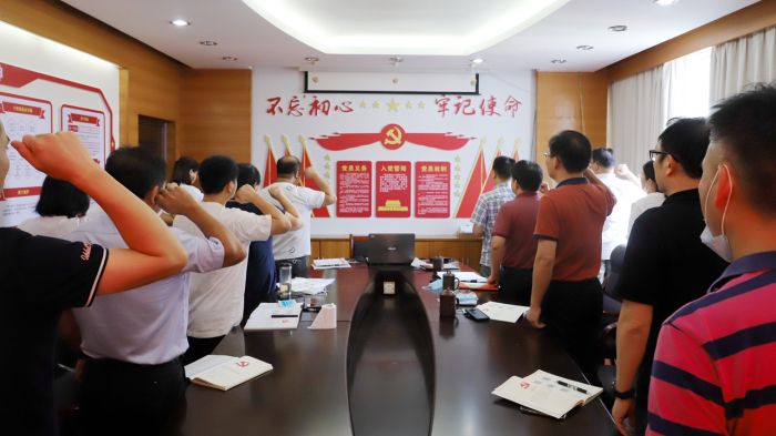 重溫入黨誓詞。譚龍攝.jpg
