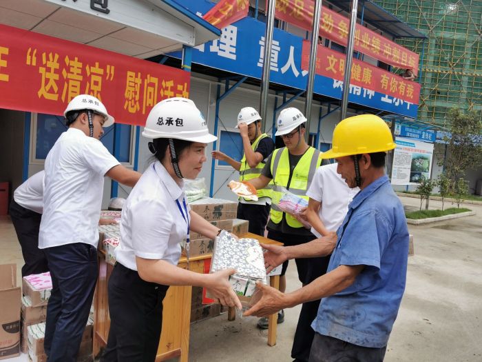 黃春玲給農(nóng)民工送上清涼慰問品。 王瑾貞 攝.jpg