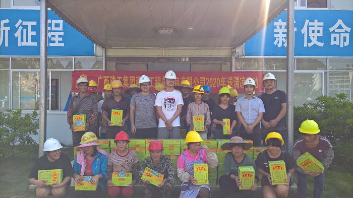 河池高中項目部慰問現(xiàn)場。 劉華山 攝.jpg
