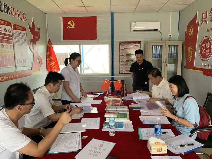 檢查材料現(xiàn)場。蔡怡靈 攝.jpg