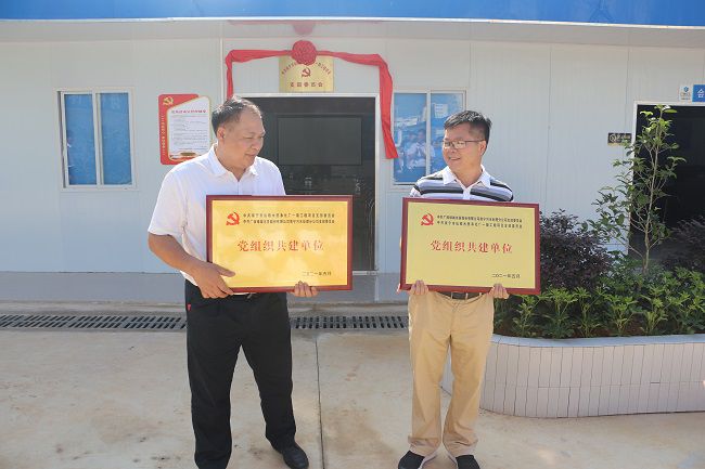 互贈牌匾。張釗林 攝（修圖）.jpg