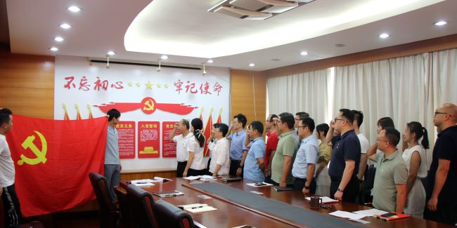 重溫入黨誓詞。王威海  攝.jpg