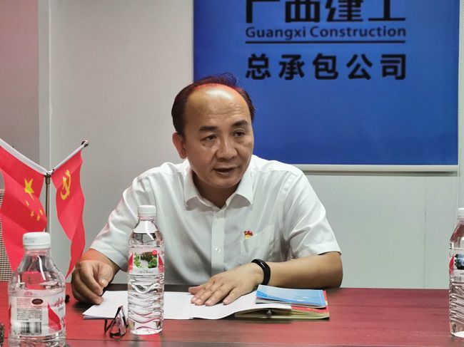 陸烜上黨課。王瑾貞 攝（修圖）.jpg