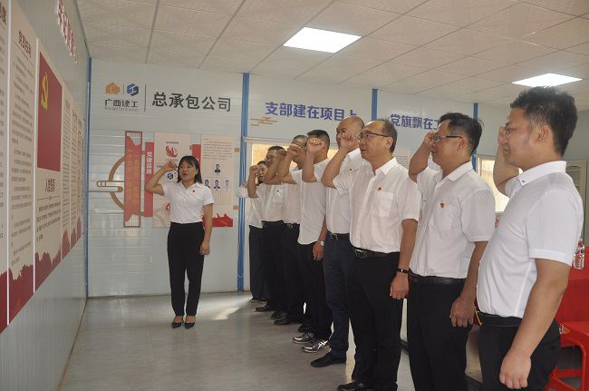 重溫入黨誓詞。王瑾貞 攝（修圖）.jpg