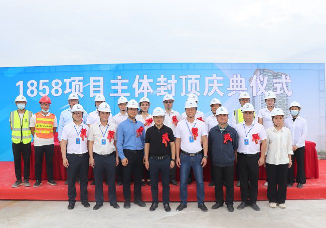 鄧少新與在場(chǎng)職工合影留念。周煜川 攝（修圖）.jpg