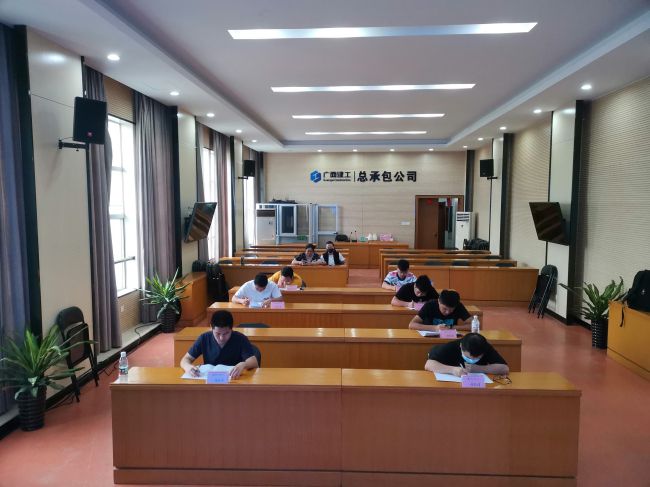 認真答題。黃寶生 攝（修圖）.jpg
