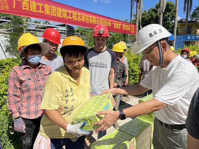 （修圖）陸烜為工人發(fā)放清涼慰問品。容芝雅 攝.jpg
