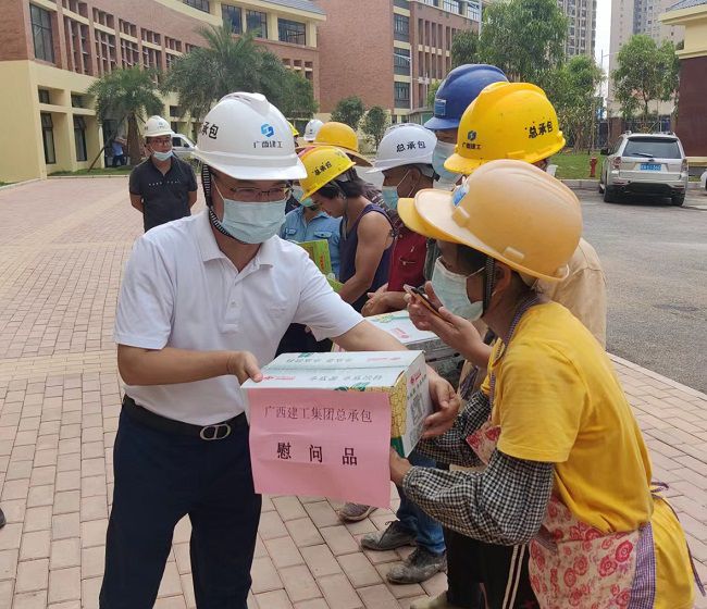 發(fā)放慰問品 。彭永彬 攝（修圖）.jpg