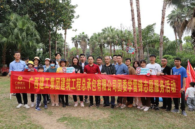 參加活動(dòng)的職工合影。林成斌 攝（修圖）.jpg
