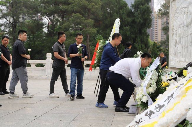 敬獻(xiàn)白菊。林成斌 攝（修圖）.jpg