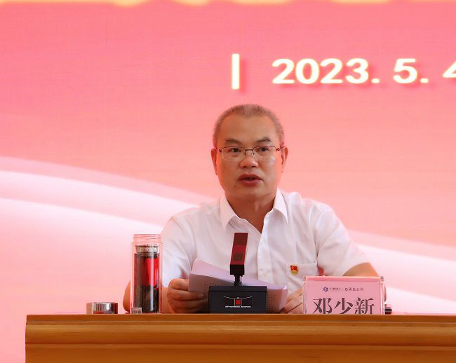 鄧少新做動(dòng)員講話。楊鈺 攝（修圖）.jpg