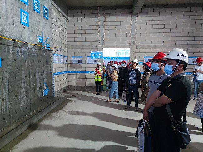 公司員工觀摩。覃桂整 攝（修圖）.jpg