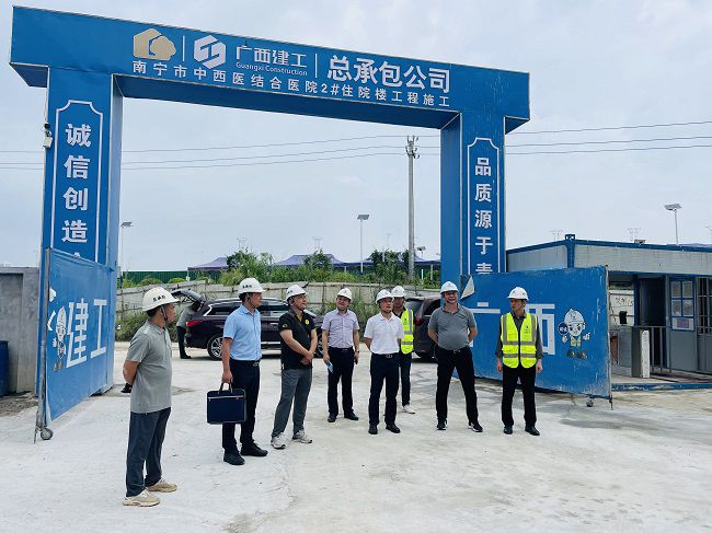 鄧少新深入施工現(xiàn)場(chǎng)。蘇衛(wèi)傳 攝（原000圖000000000000000）.jpg