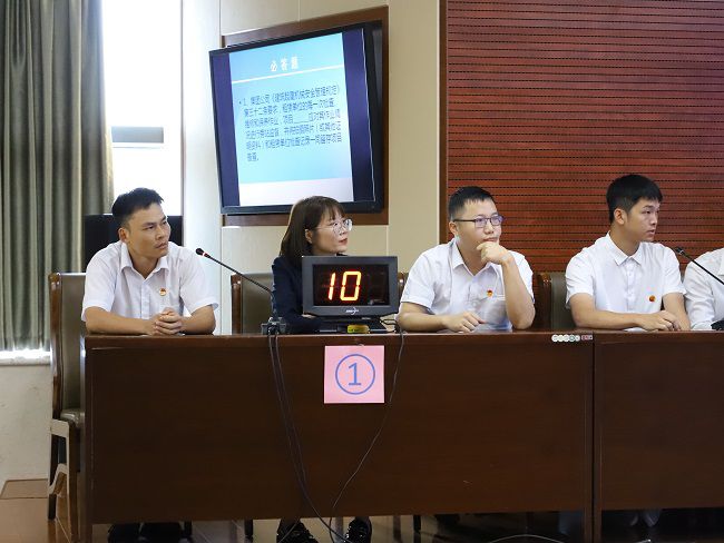 公司才賽隊伍沉著答題。李立云 攝（修圖）.jpg