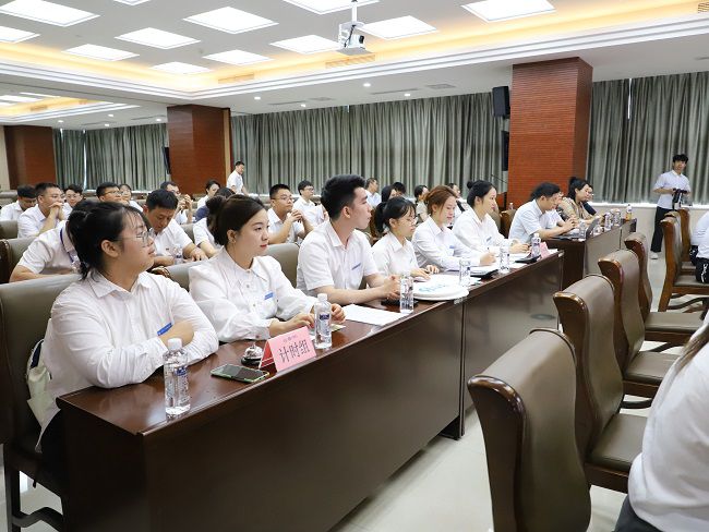 工作人員認真計時記分。李立云 攝（修圖）.jpg